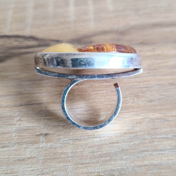 Oversized round sterling silver ring with 2 colors of Baltic Amber stone. Size 9 - Picture 12 of 16